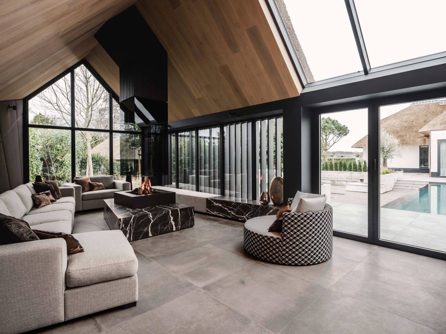 villa poolhouse interieur marmeren vuurtafel zwembad