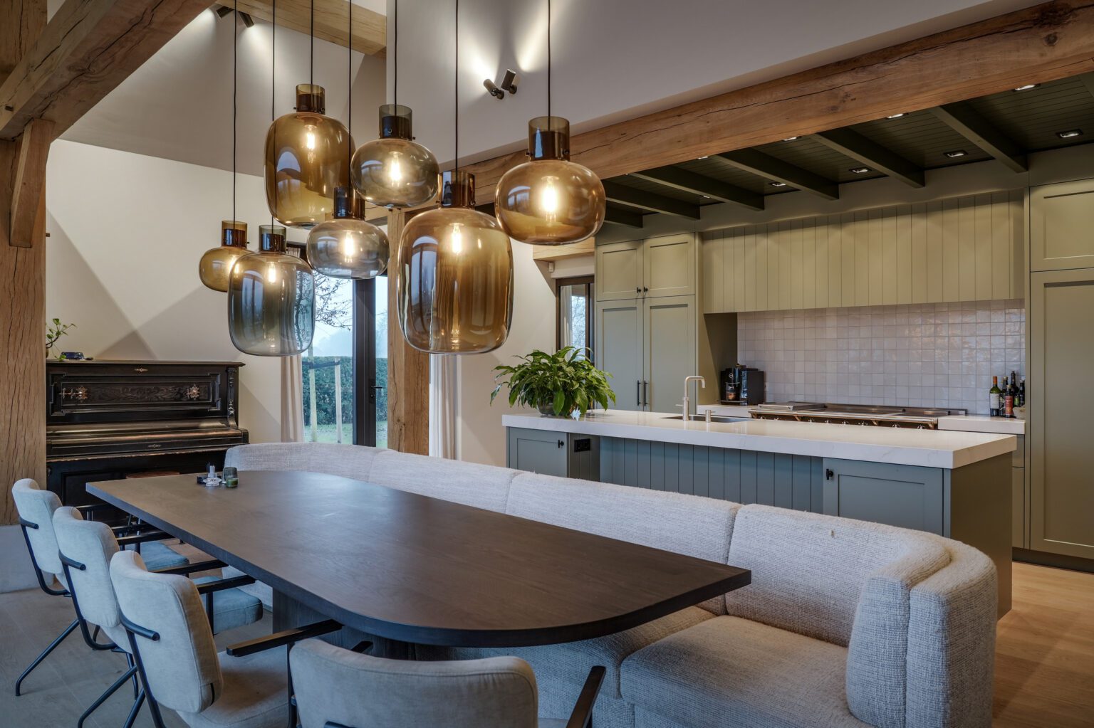 hanglampen eettafel bankstel keuken achtergrond boerderij 1