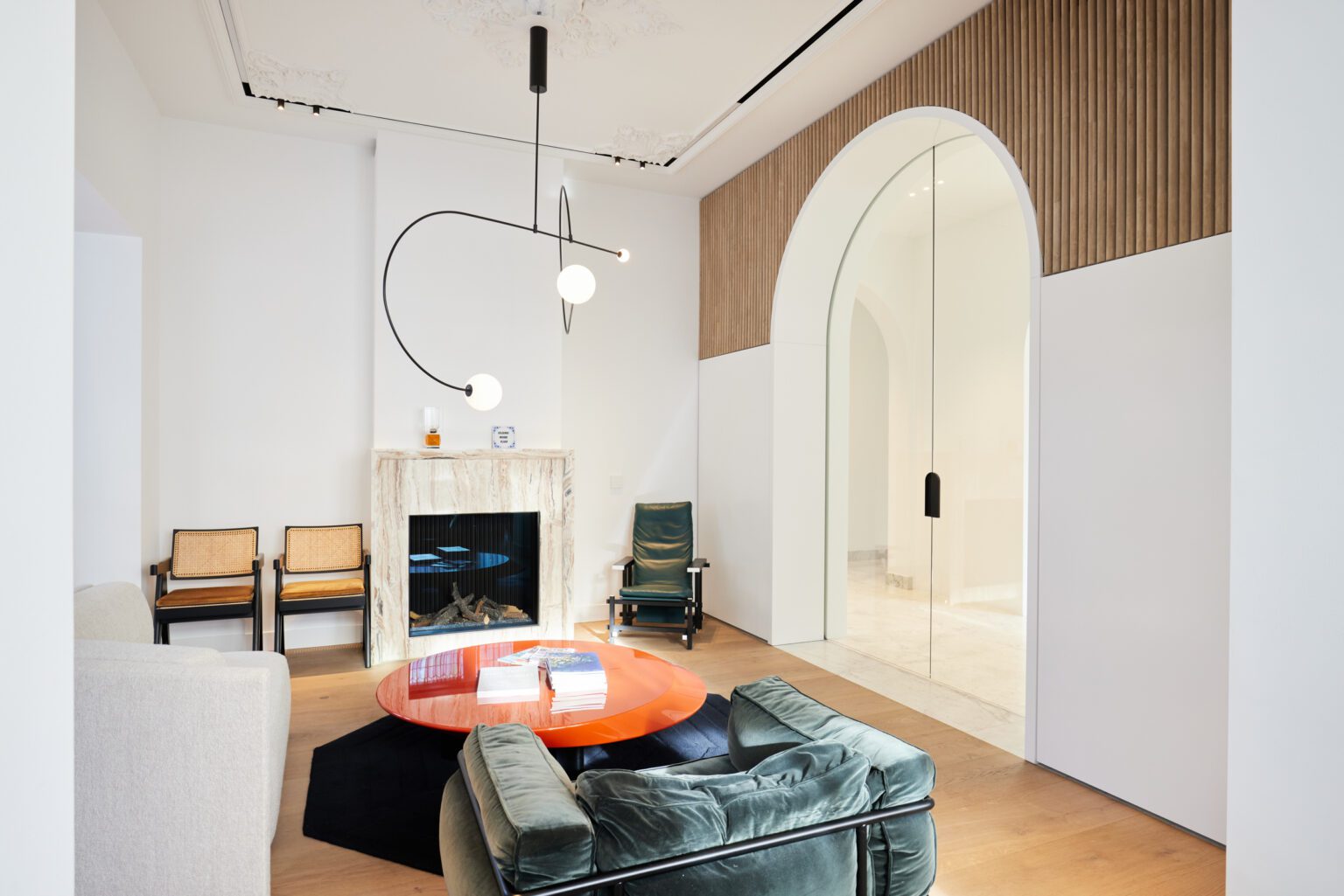 kantoorinterieur grehamer company ontvangstruimte haard boogwand hoge plafonds
