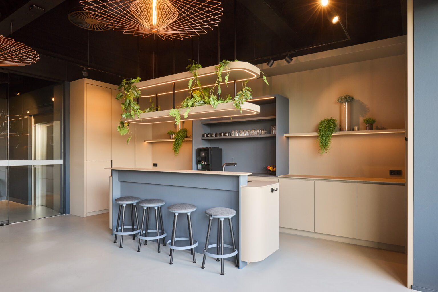 kantoorinterieur kantine keukeneiland barzitting mosswand pruim it
