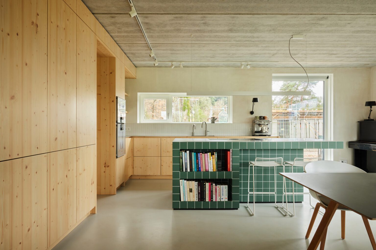 keuken dennenhout kookeiland groen overzicht 1