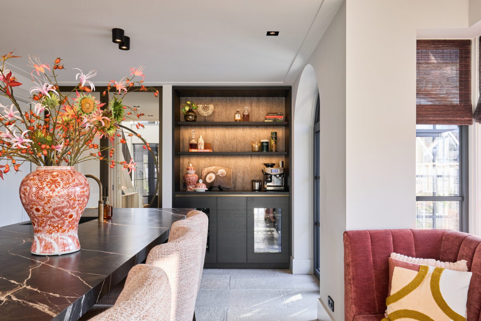 klassiek modern interieur keuken bar maatwerk open vakken eiken