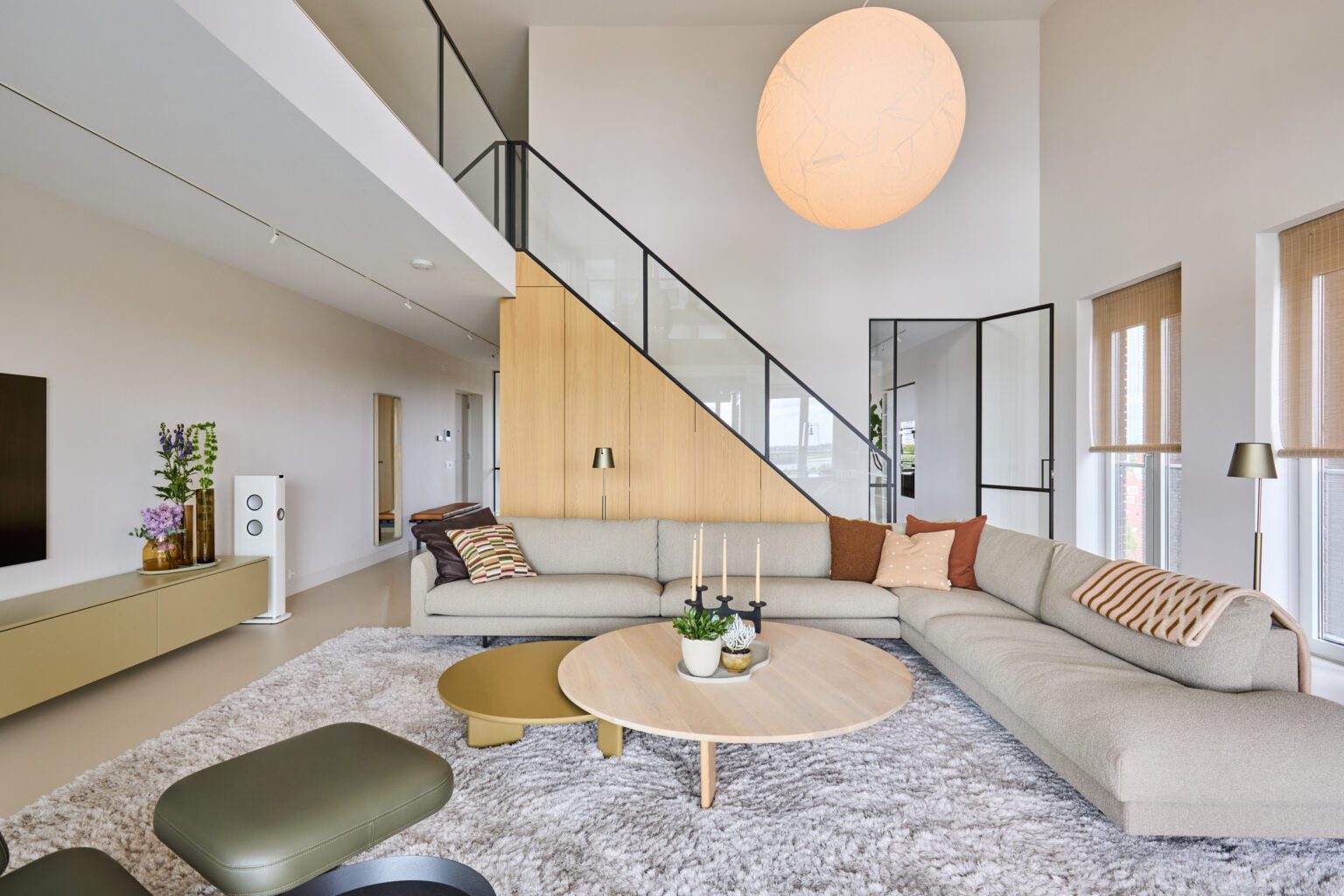 loft appartement woonkamer inbouwkast trap eiken overzicht