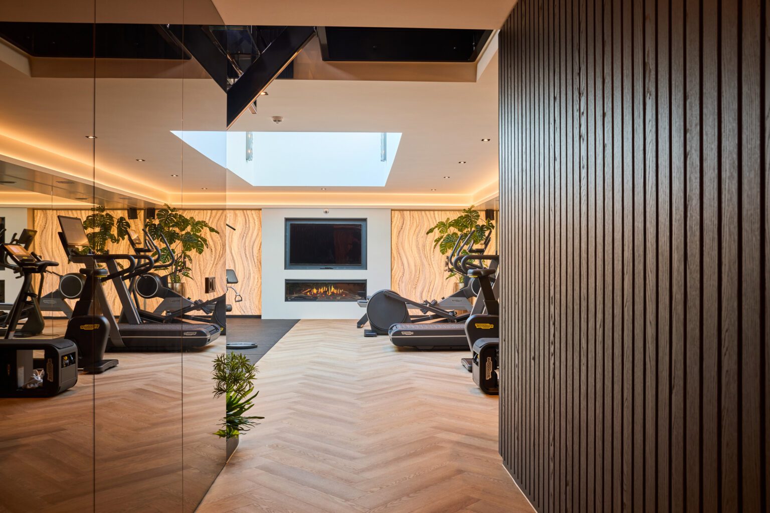 prive gym spiegelwand lamelwand eiken detail