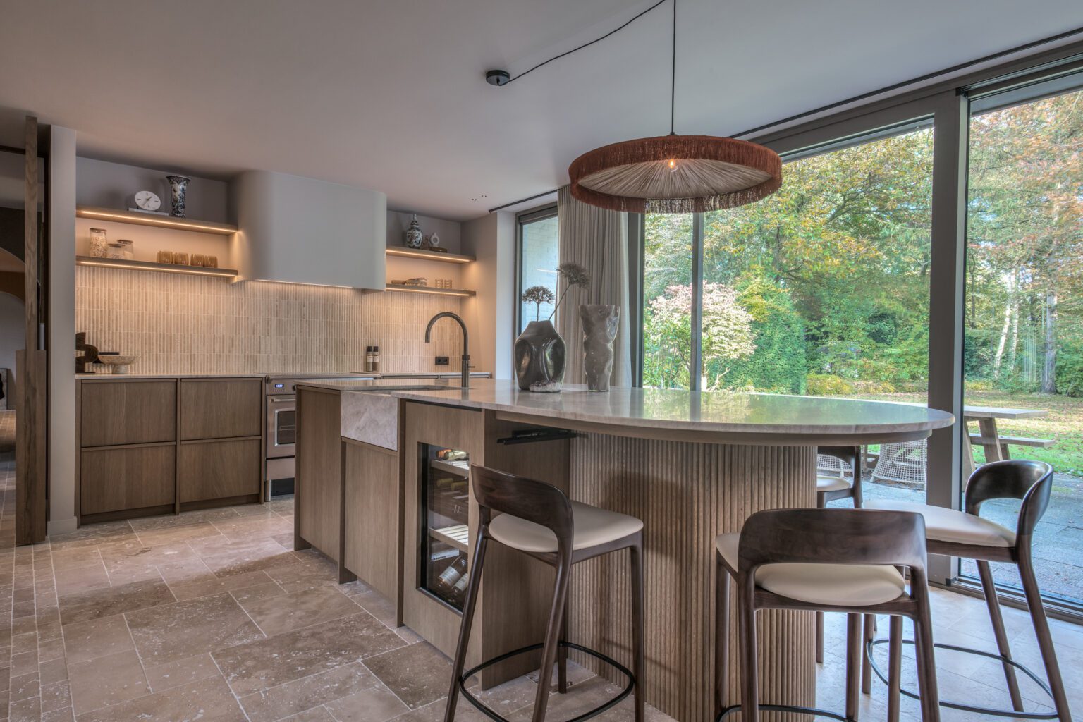totaalinterieur eikenfineer keuken rond eiland natuursteen werkblad