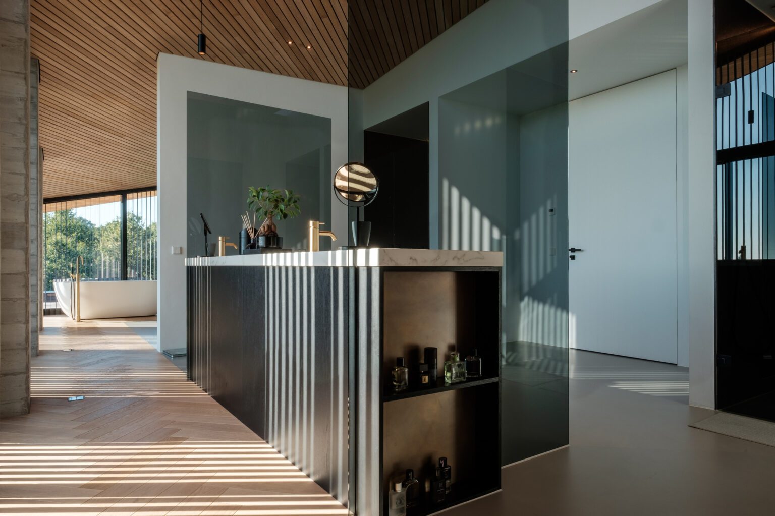 villa inrichting badkamer badmeubel messing kranen glazen wand