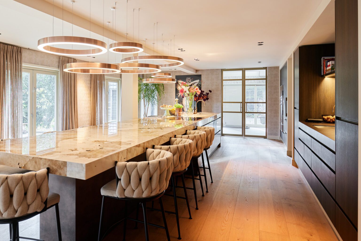 villa keuken kastenwand ribstructuur donker hout