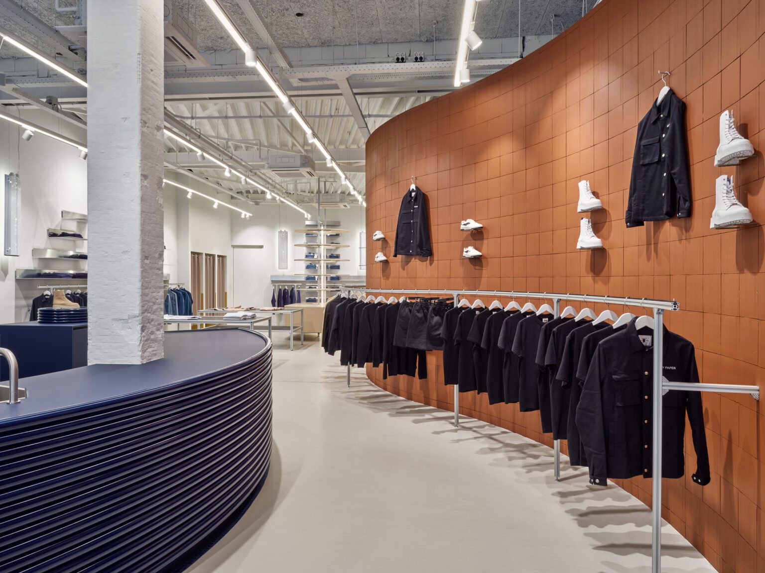 winkelinterieur confetti enschede gebogen wand blauwe balie overzicht