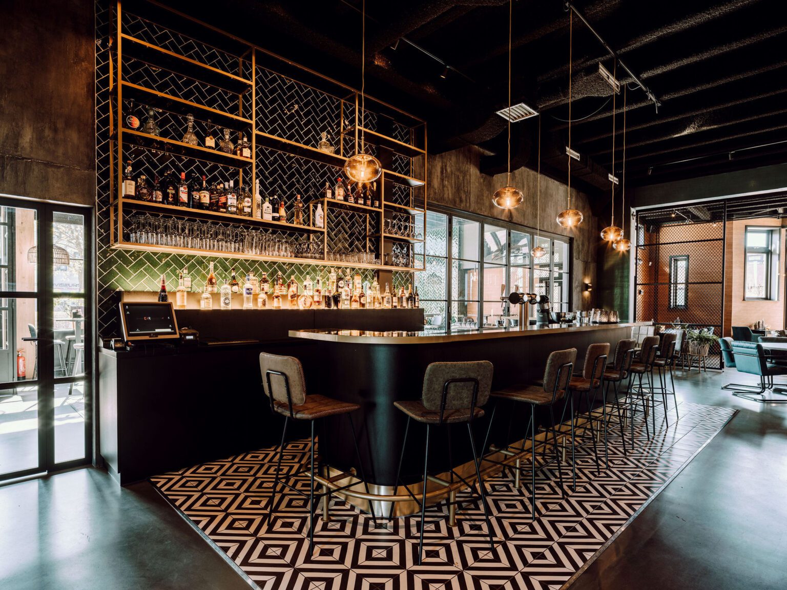 horecainterieur de patron twello bar groene herringbone tegels gouden stellingen