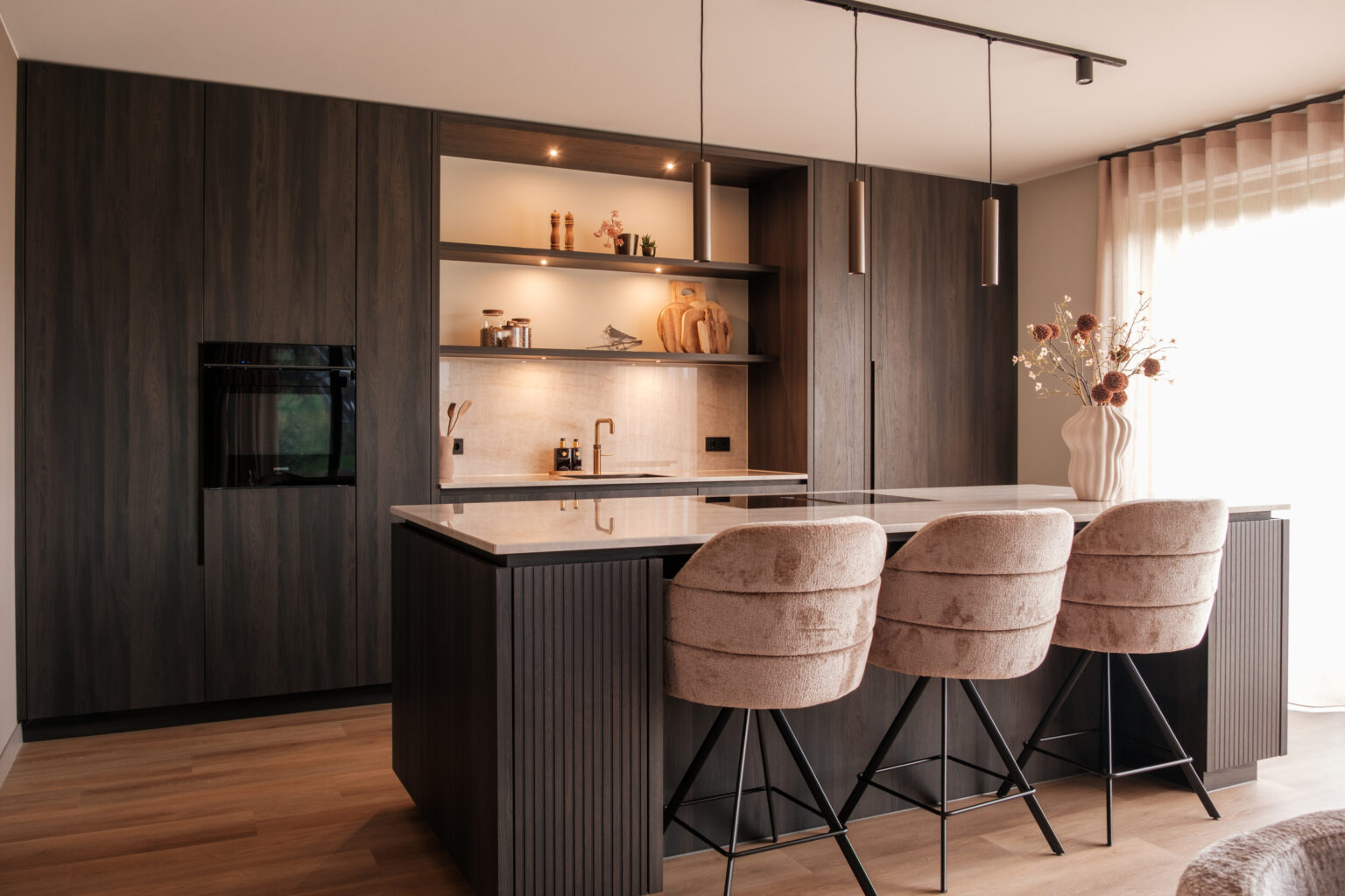 keuken met kookeiland en open planken