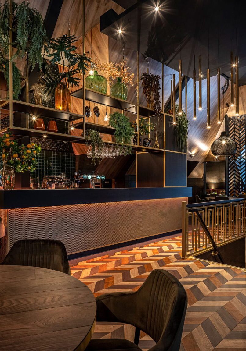 Overzicht van de zaal in De Witkamp Laren met bar, visgraatvloer en roomdividers