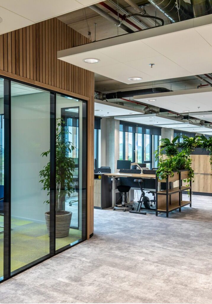 Open werkruimte met vergaderruimte en roomdividers in kantoorinrichting Mint Interieur Raalte