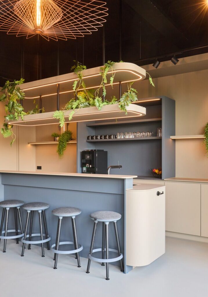 Kantine met keukeneiland, barzitting en moswand op de achtergrond, kantoorinterieur Pruim IT Genemuiden