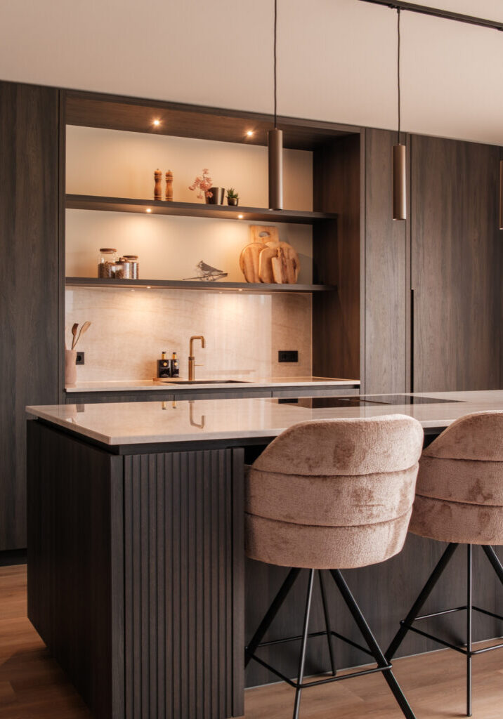 Keuken met kookeiland, open planken en ingebouwde oven in Raalte