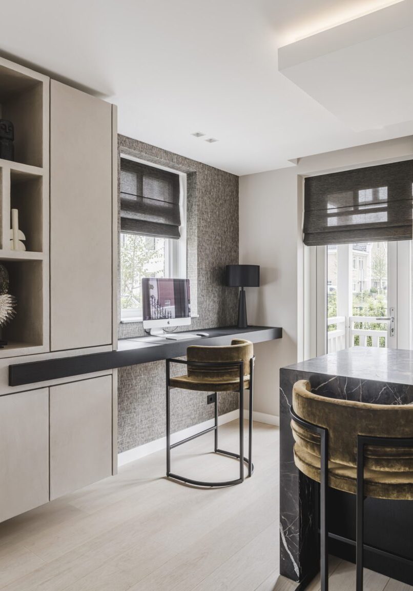 Keuken met zwevend bureau dat doorloopt in maatwerk kast, naast kookeiland in zwart marmer – Mint Interieur
