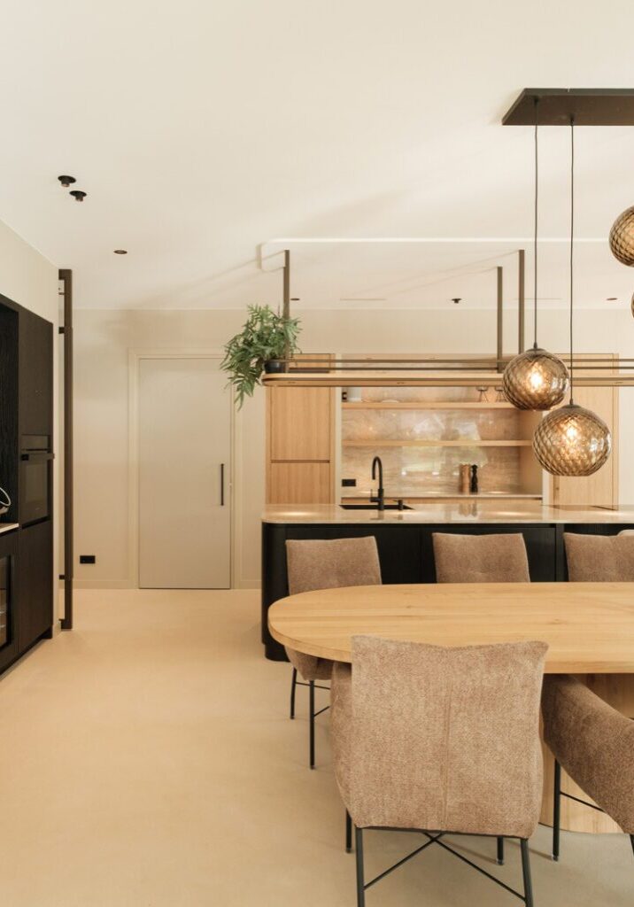 Totaaloverzicht keuken met donker barmeubel, glasvitrine, wijnkoeler en licht eiken wandkasten — Mint Interieur