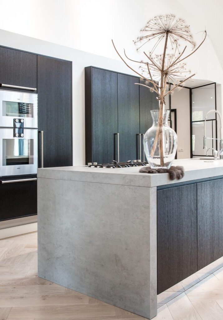 Maatwerk leefkeuken met keramisch eiland en geborsteld eiken kasten in herenboerderij Zwolle, ontworpen door Mint Interieur