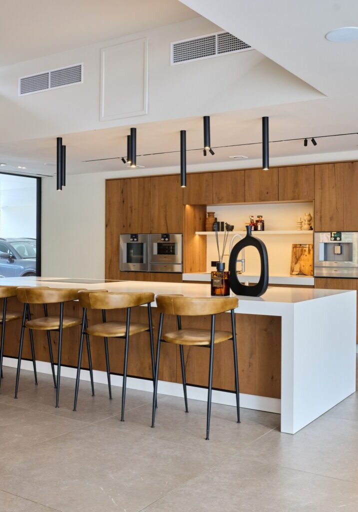 Maatwerk keuken met groot eiland, Solid Surface werkblad en houten kastfronten, Mint Interieur Raalte