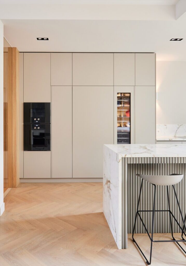 open-keuken-marmeren-eiland-kastenwand-amsterdam